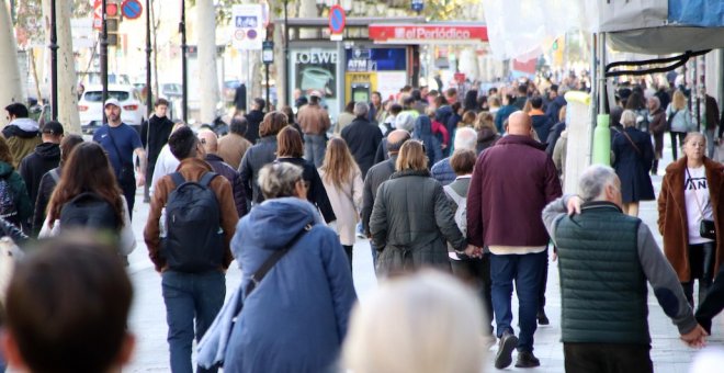 Los vecinos del Gòtic de Barcelona piden descentralizar la oferta comercial ante el colapso consumista