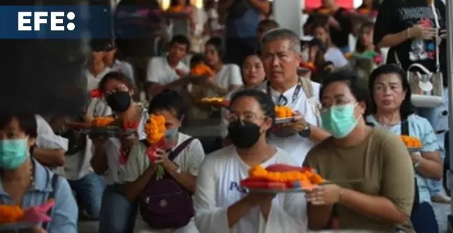 Visitas y rezos a Buda para despedir el año en Bangkok