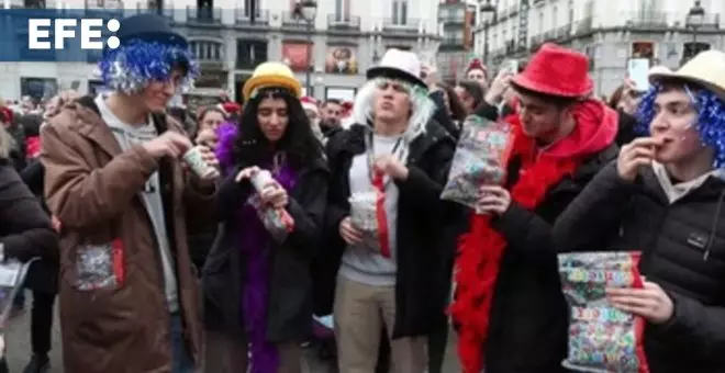 Madrileños y turistas abarrotan la Puerta del Sol para tomar las 'preuvas'