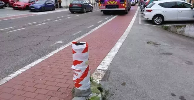 Bomberos del 112 de Laredo retiran una farola con riesgo de caída en Beranga