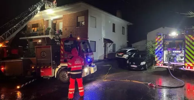 Bomberos de Laredo sofocan un incendio en la chimenea de una vivienda en Isla y un contenedor