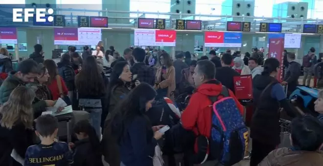 La huelga de 'handling' de Iberia provoca problemas en vuelos y maletas en El Prat en su segundo día