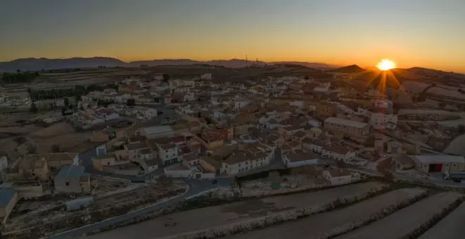 La batalla de Topares (Almería) por el salón social inmatriculado por la Iglesia que construyeron los vecinos hace 60 años