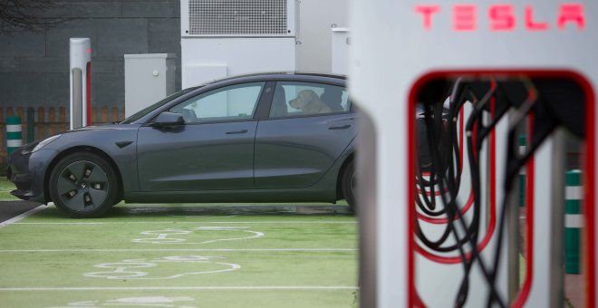 La flota de vehículos eléctricos e híbridos se triplica en Catalunya desde el año 2020