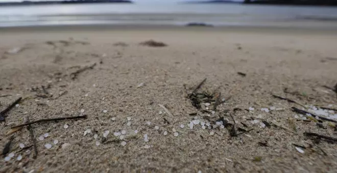 Las lluvias dificultan la retirada de pellets en Galicia y los vientos los empujan hacia el Cantábrico