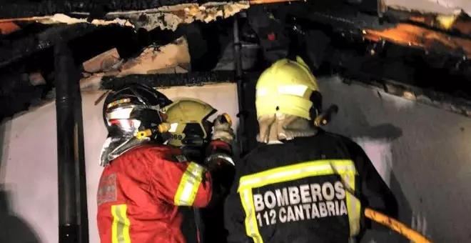 Un incendio en una vivienda de Treceño afecta a la cubierta de la chimenea