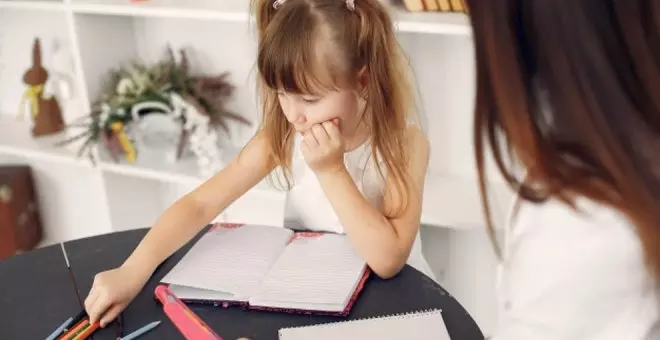 Las mujeres dedican el doble de tiempo al cuidado de los hijos que los hombres