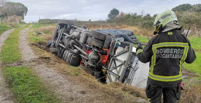 Vuelca un camión cisterna con 3.500 litros de propano en Ruiloba