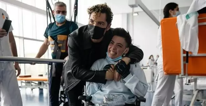 Actuación sorpresa en el Hospital de Parapléjicos: David Bisbal visita el centro en el que estuvo ingresado su hermano