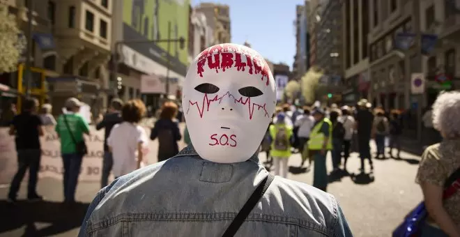 Enviar pacientes a otro centro, la solución de Ayuso para desatascar los ambulatorios criticada por los sanitarios