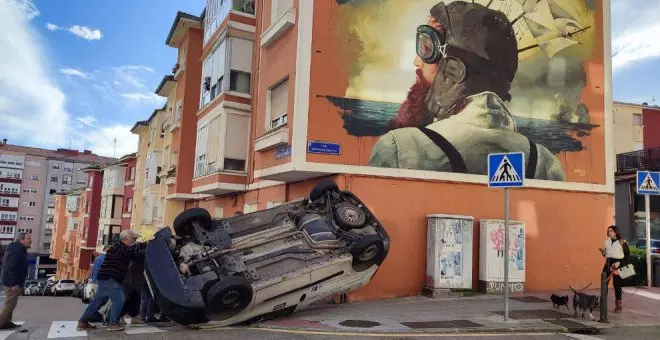 Un coche vuelca en un aparatoso accidente en el centro de Santander