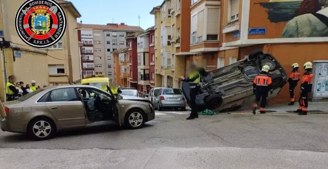 Da positivo en drogas la conductora del coche que chocó contra la furgoneta que volcó en Santander