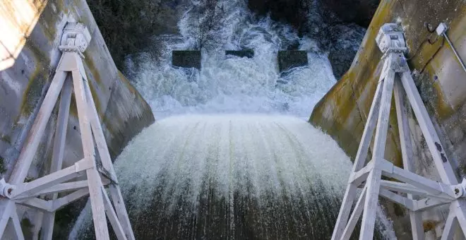 El embalse Torcón I, que abastece a Toledo, abre sus compuertas para mantener el nivel de seguridad