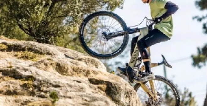 ¿Fibra de carbono o aluminio? Analizamos la gama más versátil de Canyon en busca de la bicicleta eléctrica de montaña ideal