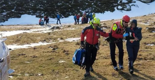 El helicóptero rescata a una mujer tras fracturarse el húmero en una ruta en Campoo de Suso