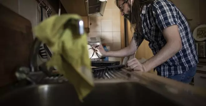 Los hombres que teletrabajan se dedican más a las tareas del hogar