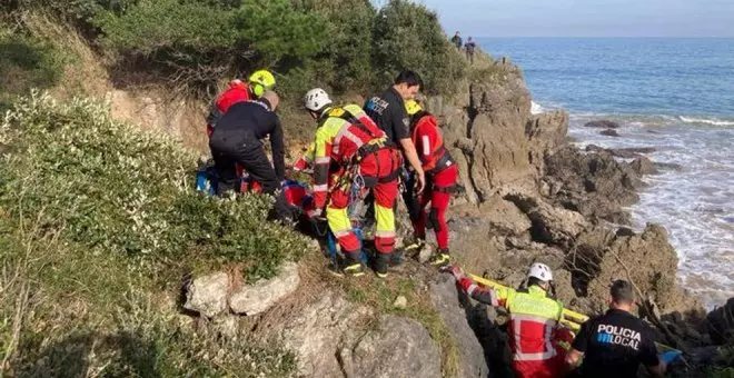 Herido muy grave tras caerse tres metros por una sima de los acantilados de Noja