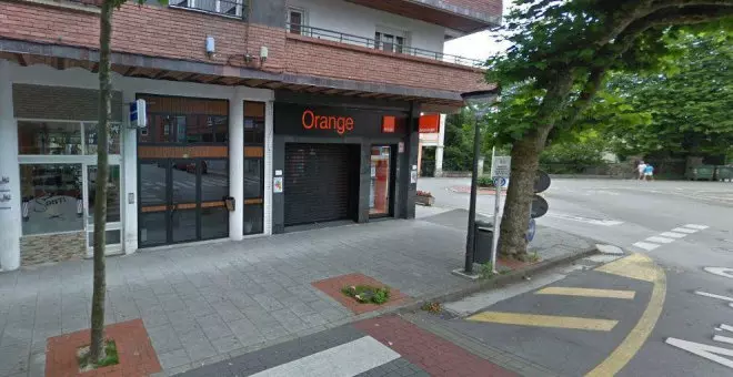 Atracan la tienda de Orange de Cabezón de la Sal a plena luz del día