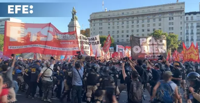 Incidentes entre policía y manifestantes en los alrededores del Congreso argentino