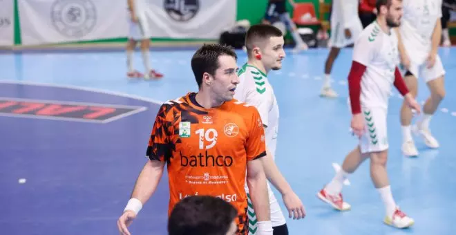 El BM Torrelavega renueva una temporada más a su capitán