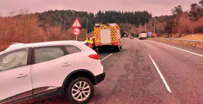 Un herido tras la colisión por alcance de un turismo y un camión en la A-8 en Valdáliga