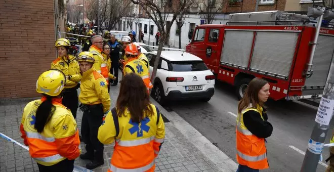 Los Bomberos buscan tres desaparecidos tras el derrumbe de un edificio en Badalona