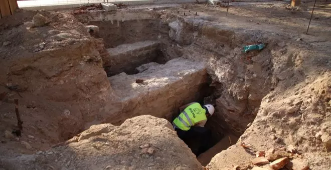 Descobreixen 20 metres de muralla medieval i restes de les Casernes de Drassanes a les obres de la Rambla