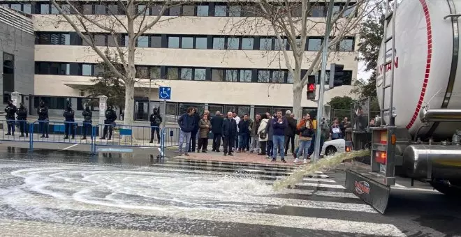 Los agricultores inundan el acceso de la Confederación del Guadiana arrojando supuestos orines en la protesta de Ciudad Real