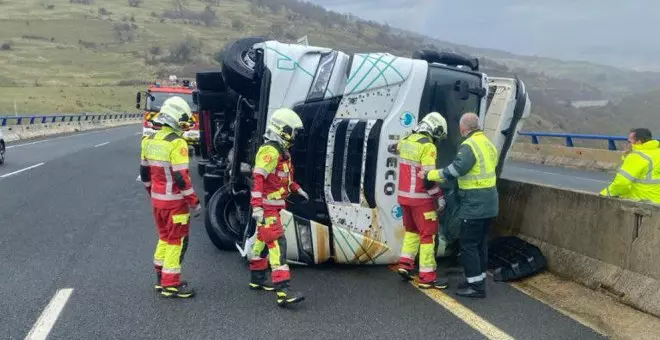 El viento vuelca un camión en la A-67 y tira una chimenea sobre un tejado en Riotuerto