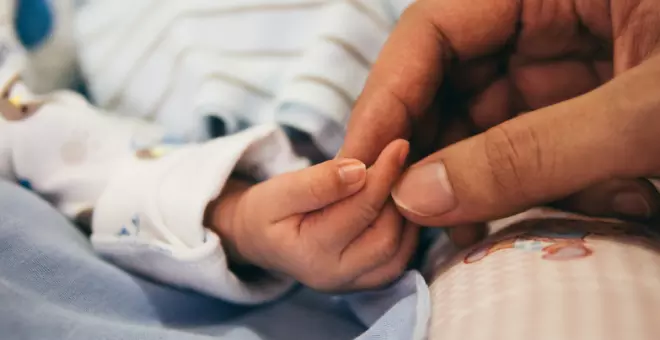 El apoyo del hombre en la crianza cae de nuevo: las madres cogen cinco de cada seis excedencias