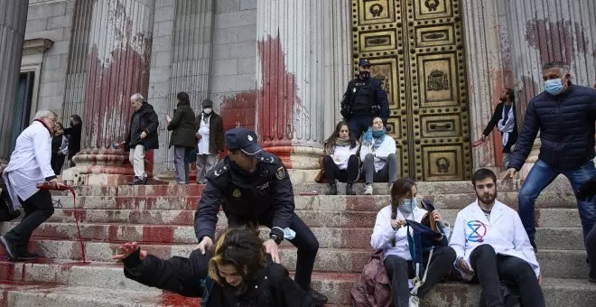 Los activistas climáticos que lanzaron pintura contra el Congreso en 2022 irán a juicio por un delito contra el patrimonio