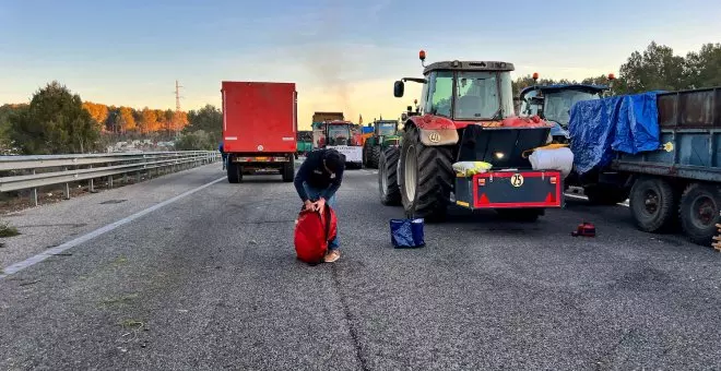 Els pagesos gironins aixequen el tall a l'AP-7 i l'N-II després de més 30 hores de protesta