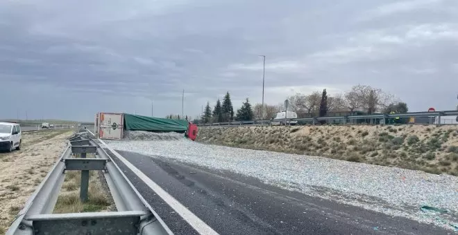 El vuelco de un camión mantiene cortada al tráfico la autovía de los Viñedos a la altura de Mascaraque