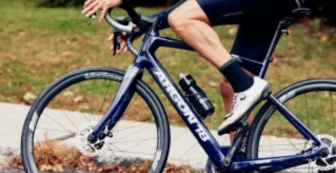 Dos bicicletas eléctricas de alta gama en formato carretera o gravel con el mismo cuadro y gran nivel de acabados