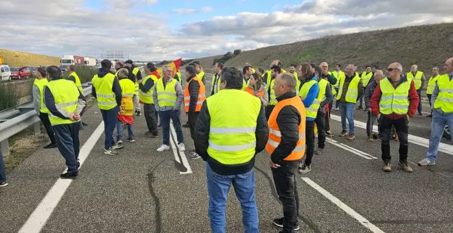 Tractoradas, reparto de naranjas, limones y heno en el suelo: la protesta de los agricultores no cesa