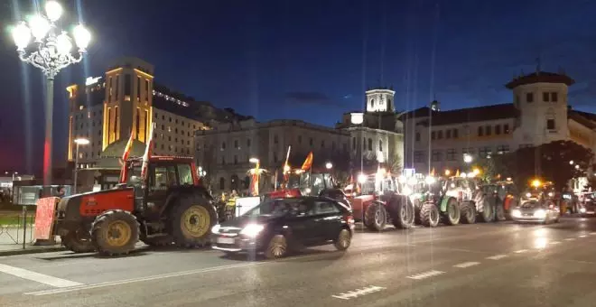 Una treintena de tractores pernoctan en el centro de Santander