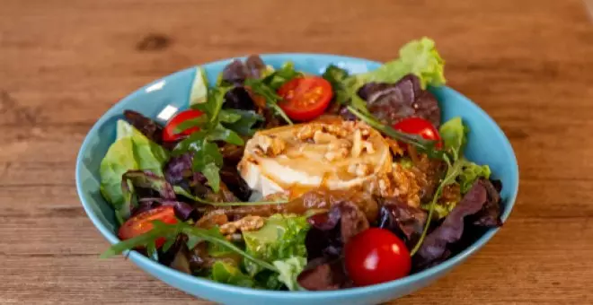 Pato confinado - Receta de ensalada templada de queso de cabra