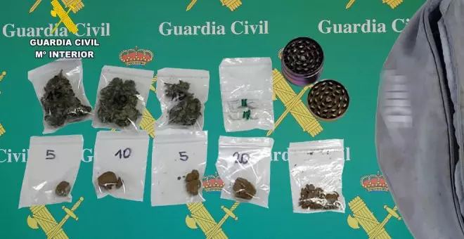 La Guardia Civil detiene en Ampuero a una mujer con 10 dosis de hachís, marihuana y cocaína marcadas con el precio de venta