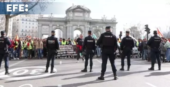 Continúa la protesta de agricultores en la Puerta de Alcalá