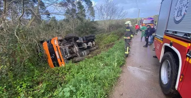 Herido leve el conductor de un camión que ha tenido que ser excarcelado de la cabina en Ruiseñada