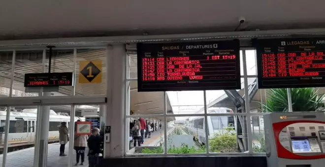 Renfe renovará 25 máquinas de autoventa y la cartelería digital en las Cercanías de Santander