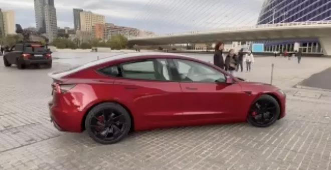 Totalmente desnudo: el Tesla Model 3 Performance se pasea por la Ciudad de las Artes y las Ciencias de Valencia