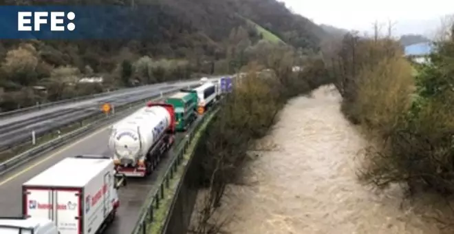 La nieve impide la circulación de camiones entre la Asturias y la Meseta