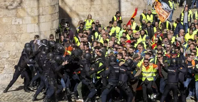 Agricultores bloquean el acceso a las Cortes de Aragón en Zaragoza