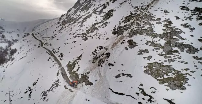 Vecinos de Tresviso rescatan a dos personas que se quedaron atrapadas en su vehículo por la nieve