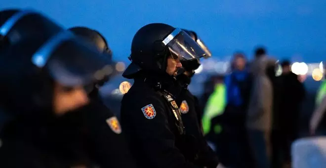 Las protestas de agricultores en la A-6 en Zamora se saldan con dos manifestantes detenidos y varios guardias civiles heridos