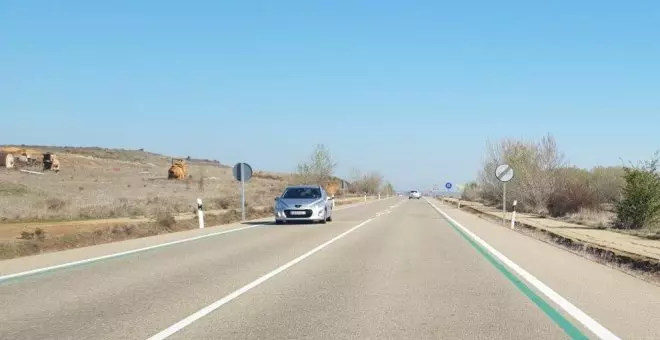 ¿Qué significa la línea verde que la DGT ha pintado en las carreteras?