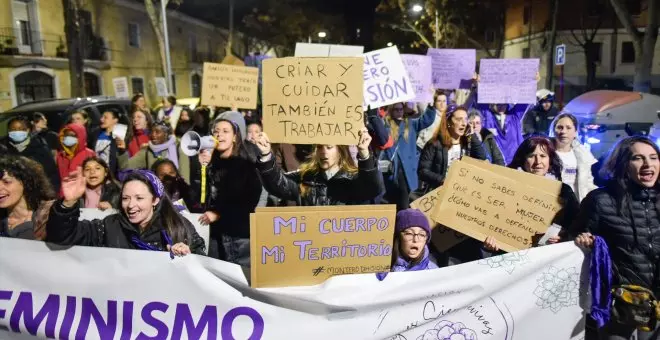 La feminización de los trabajos en el hogar, la educación y la sanidad vuelca el peso de los cuidados sobre las mujeres