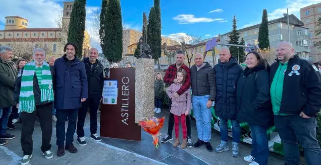 Familiares, vecinos y miembros del Racing y Sporting descubren el nuevo busto de Manolo Preciado