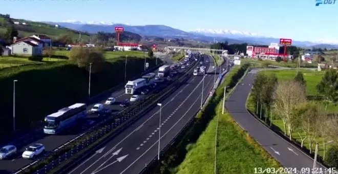 Un accidente con varios vehículos implicados a la altura de Boo congestiona la A-67